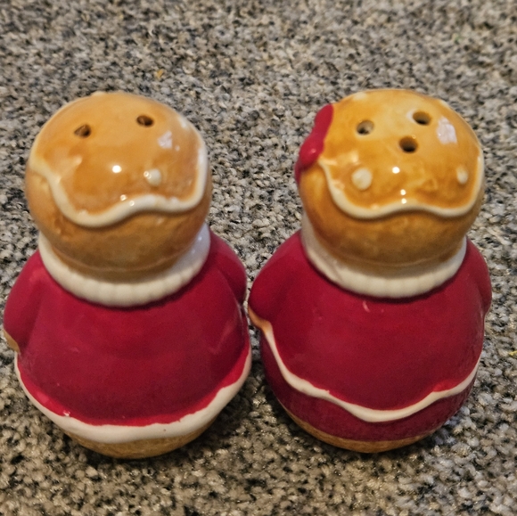 Mr & Mrs Gingerbread Salt and Pepper Shakers Christmas Ceramic Handpainted - Picture 3 of 3